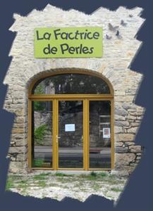 la porte de la boutique - atelier  vue depuis la rue